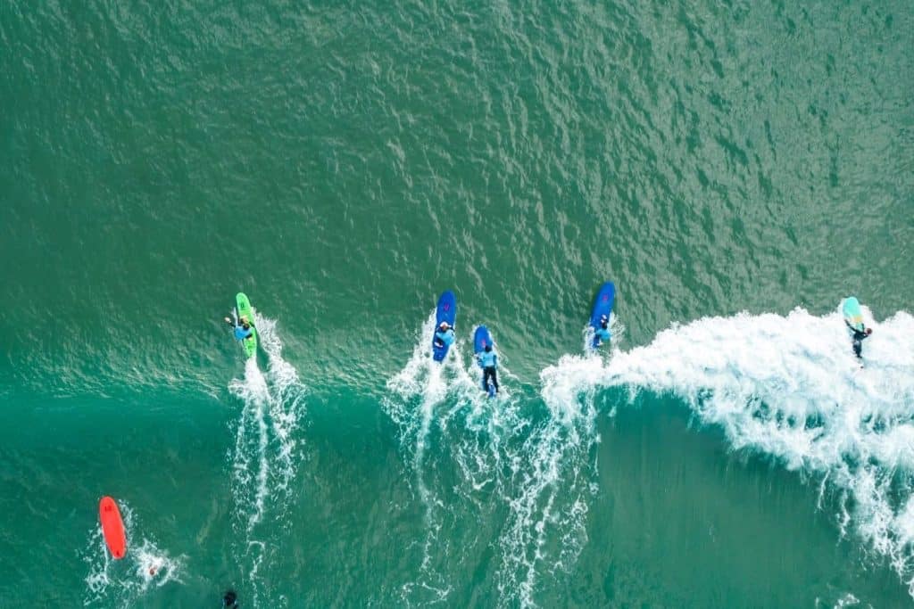 Surfeurs dans l'eau à Anglet pris du ciel.
Crédit photo @riblanc