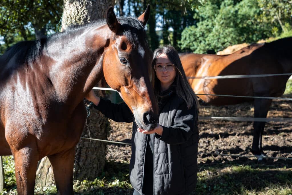 Anaïs de Fontenelle, Présidente du Club Hippique Côte Basque avec un cheval