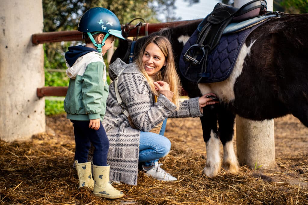 Groupe de cavaliers et enfants à poney entrant dans la forêt de Chiberta à Anglet.