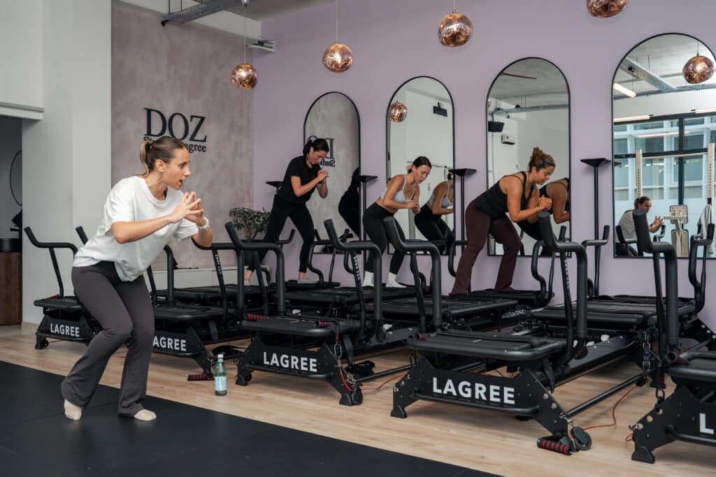 Apprentissage du squat sur machine Megaformer lors d'un cours Lagree chez Doz à Anglet