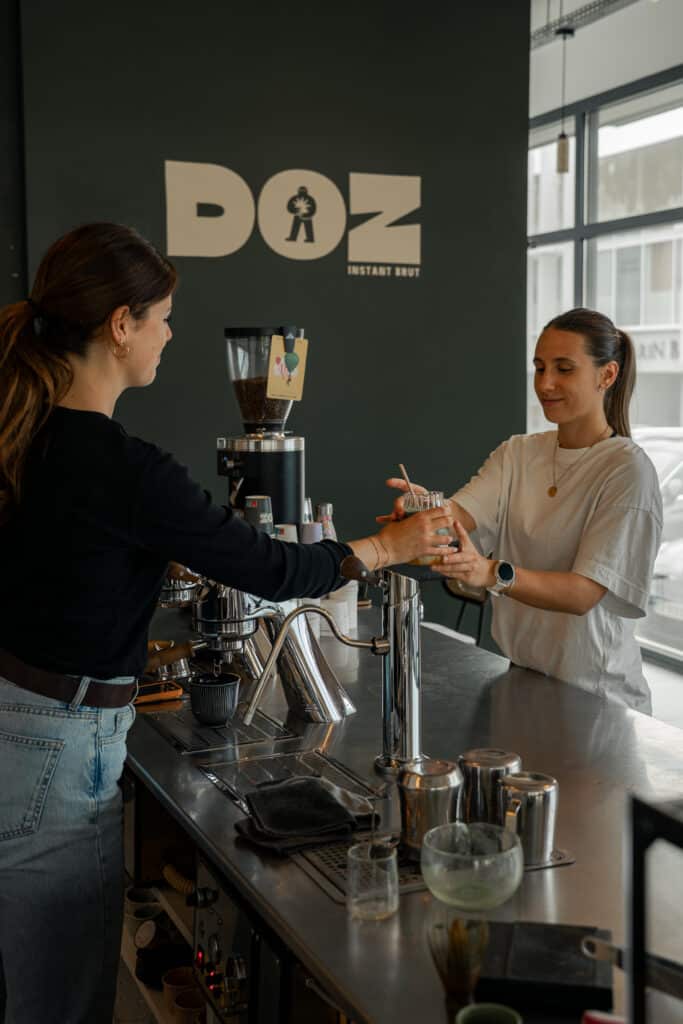 Femme dégustant un thé matcha au coffee shop Doz Instant Brut à Anglet