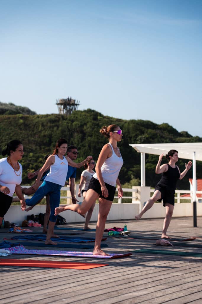 Cours de yoga avec vue sur la Love Tower depuis le toit de l'Espace de l'Océan à Anglet