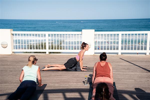 Yoga face à l'océan